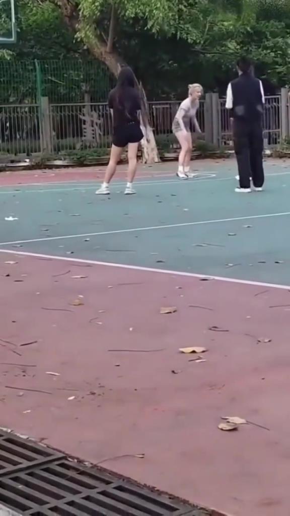 上來(lái)就背打女生的男人，真的活該沒有女朋友啊