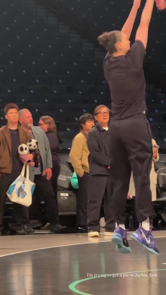 71歲成龍現(xiàn)身巴克萊中心看女籃比賽：她們投籃怎么那么準(zhǔn)?。。?>
                                <div   id=