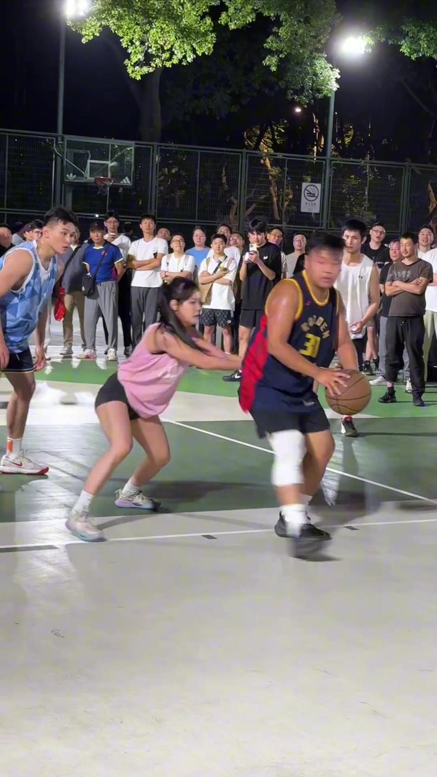 這哥們看見(jiàn)防自己的是女生，一個(gè)勁背打，球也不傳了